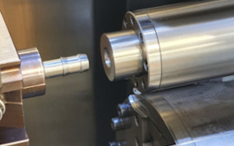 Endenumformmachine der Mach Serie mit vertikalem Stempelhalter